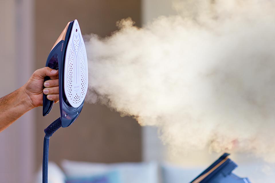 Philips Wygodne prasowanie w pionie.&nbsp;Mała waga żelazka