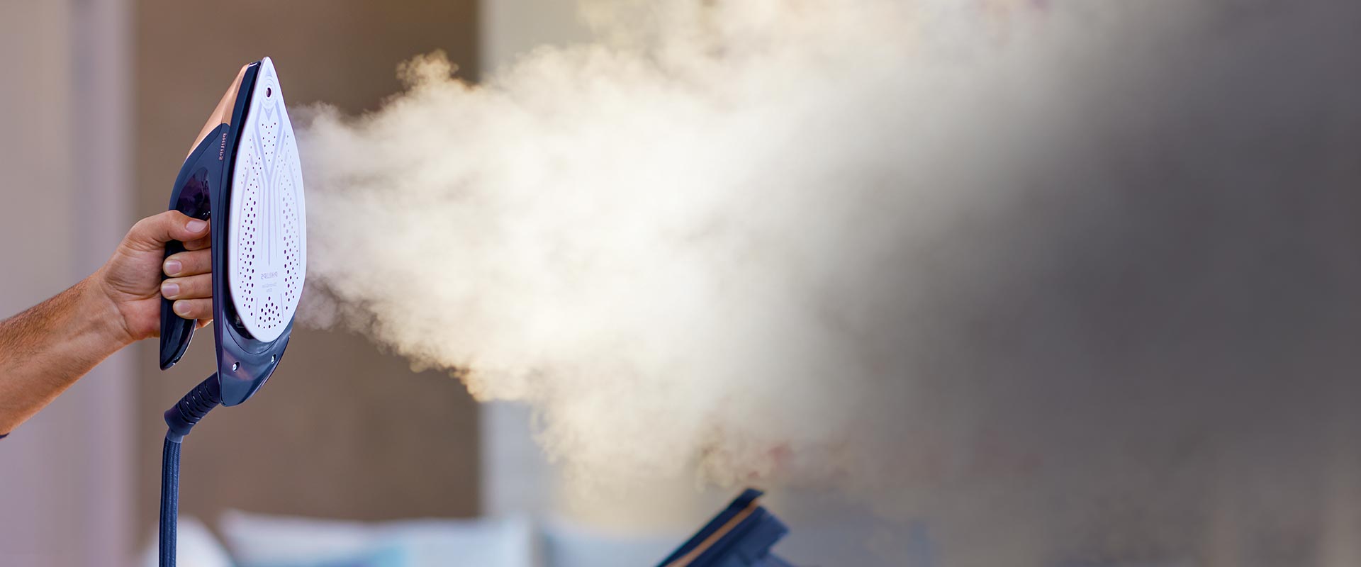 Philips Wygodne prasowanie w pionie.&nbsp;Mała waga żelazka